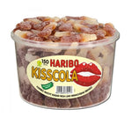 Haribo Kiss Cola - gezuckerte, saure Fruchtgummi Colaflaschen mit Cola-Zitronen Geschmack, 150 Stück